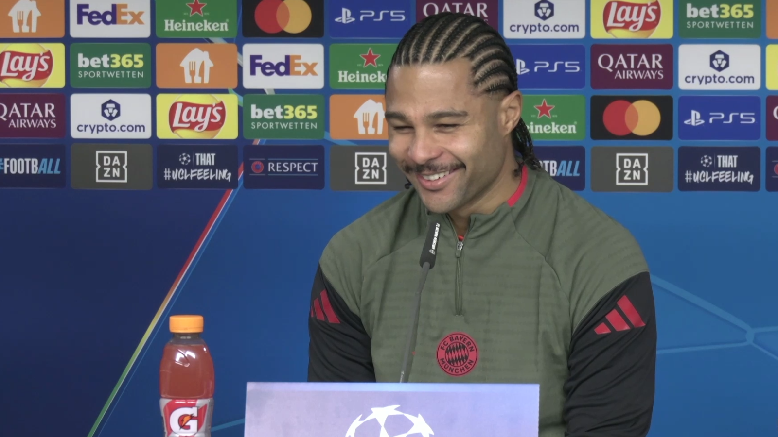 FC Bayern - Gnabry schmunzelt nach Reporterfrage: "Ist top"
