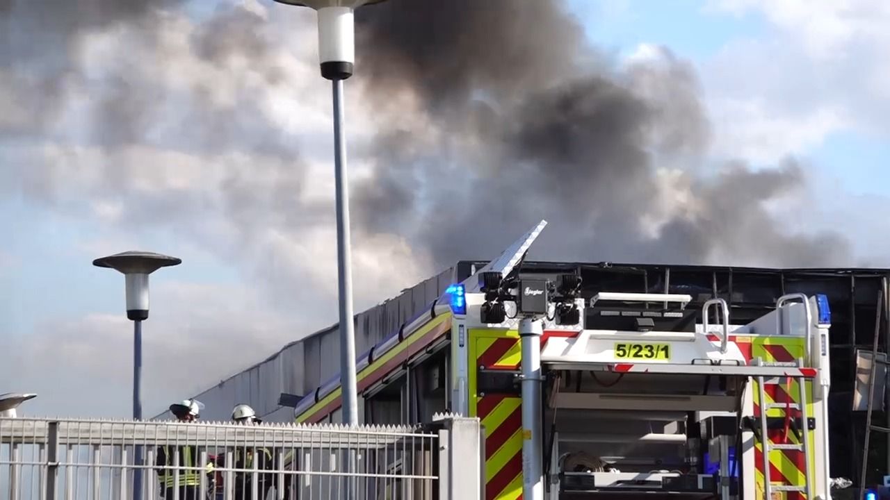 Trampolinhalle in Flammen: Große Rauchwolke über Würzburg