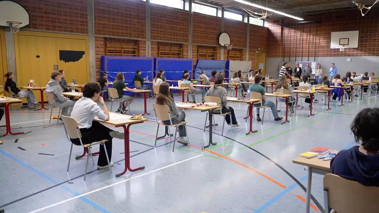 Hymne, Demokratie, KZ-Gedenkstätten: Wie politisch soll Schule sein?