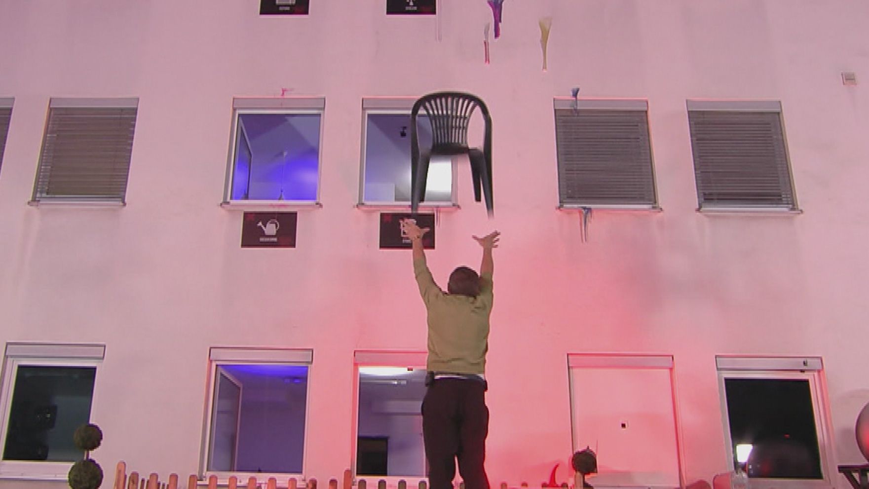 Joko & Klaas werfen Gegenstände durch Fenster