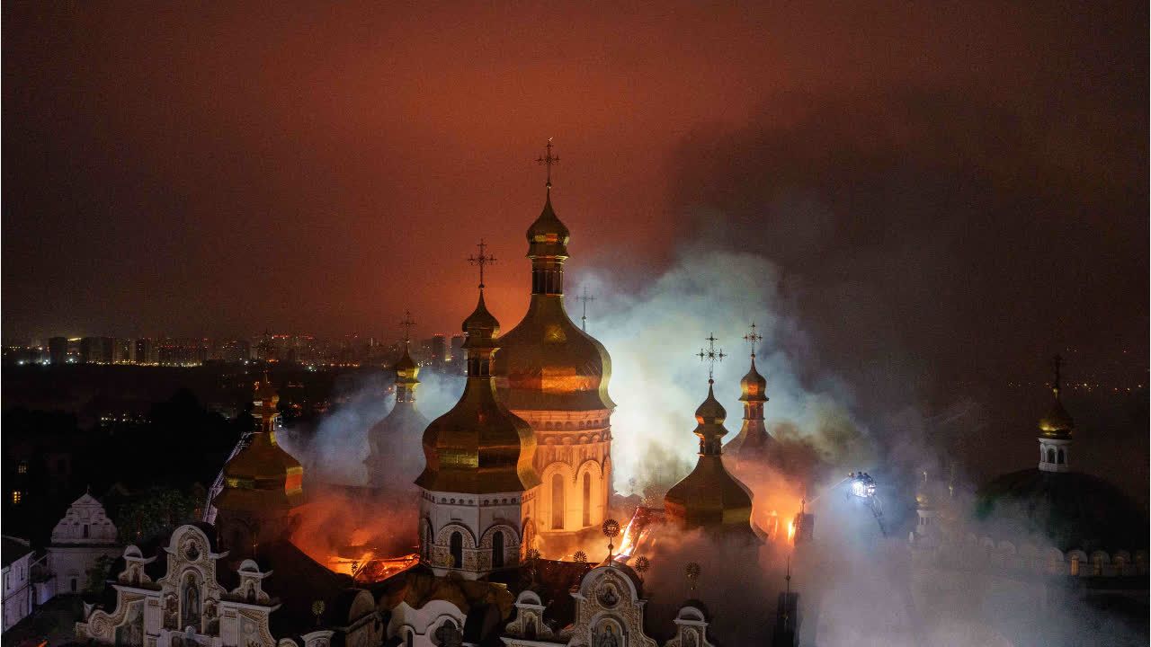 Russische Angriffe: Höhlenkloster brennt