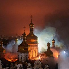 Russische Angriffe: Höhlenkloster brennt