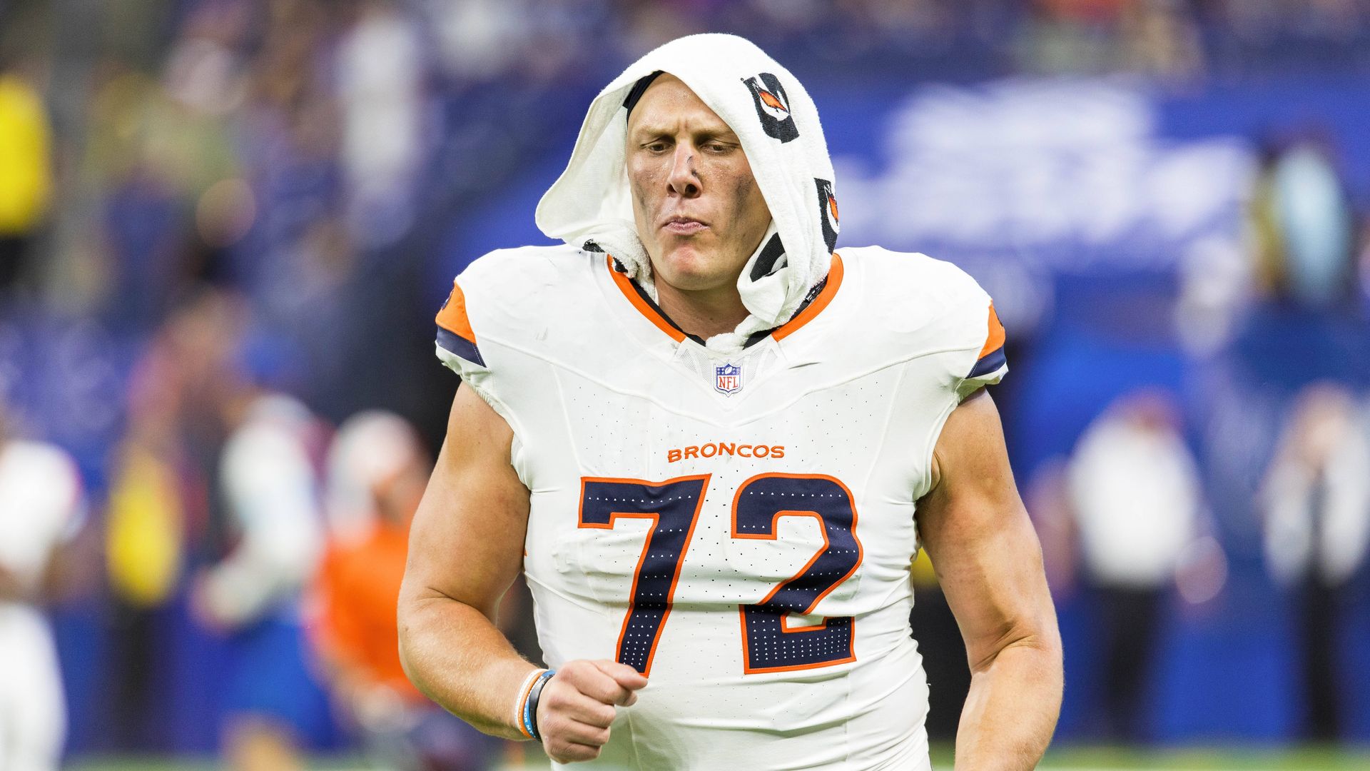 NFL: Broncos-Star hilft bei Reifenpanne