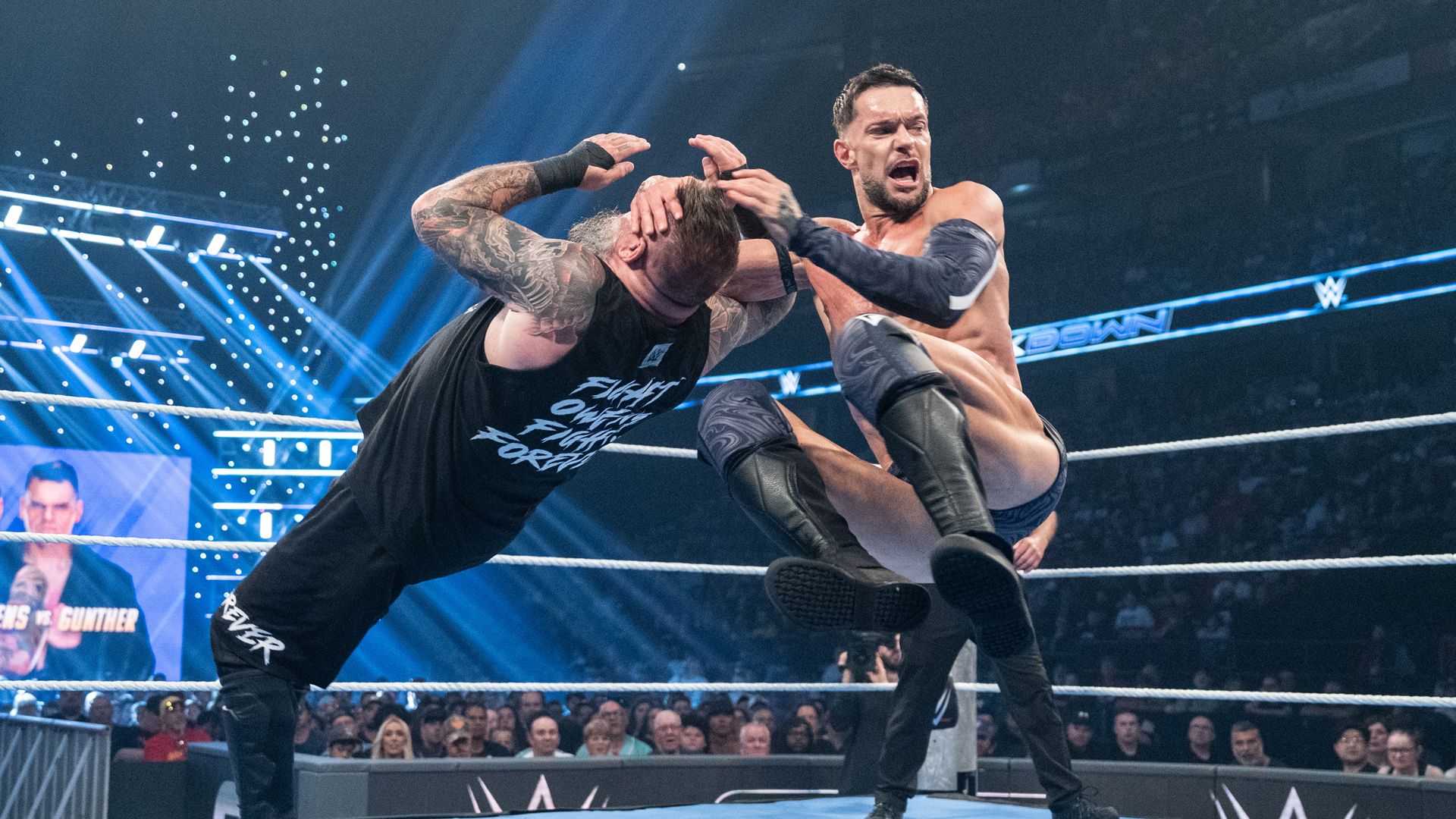 Komplette Eskalation im Triple Threat Match