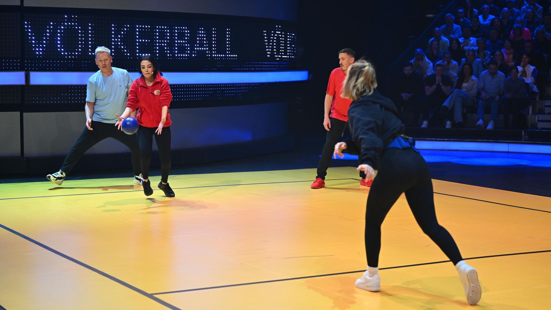 Zurück in den Schulsport: Knossi macht Spagat!