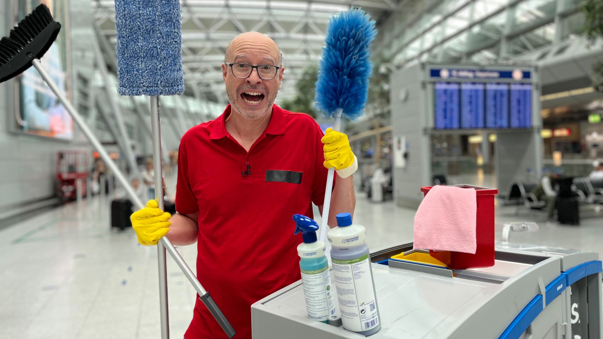 Sauberkeit mit System: Reporter Matthias putzt den Flughafen Düsseldorf