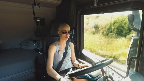 Trucker Babes - 400 PS in Frauenhand Trucker Babes - 400 PS in Frauenhand Folge 6: Unterwegs in Europa: Wie schlagen sich die Trucker Babes?