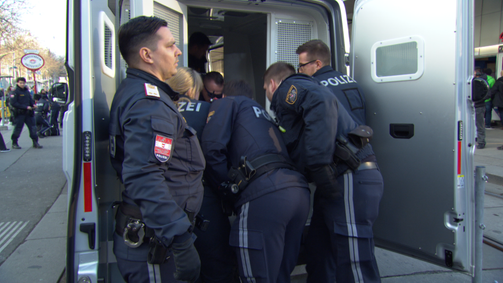 Grätzlpolizei GRÄTZLPOLIZEI  - 02. STAFFEL Folge 8: Spuckschutz und Fußfessel