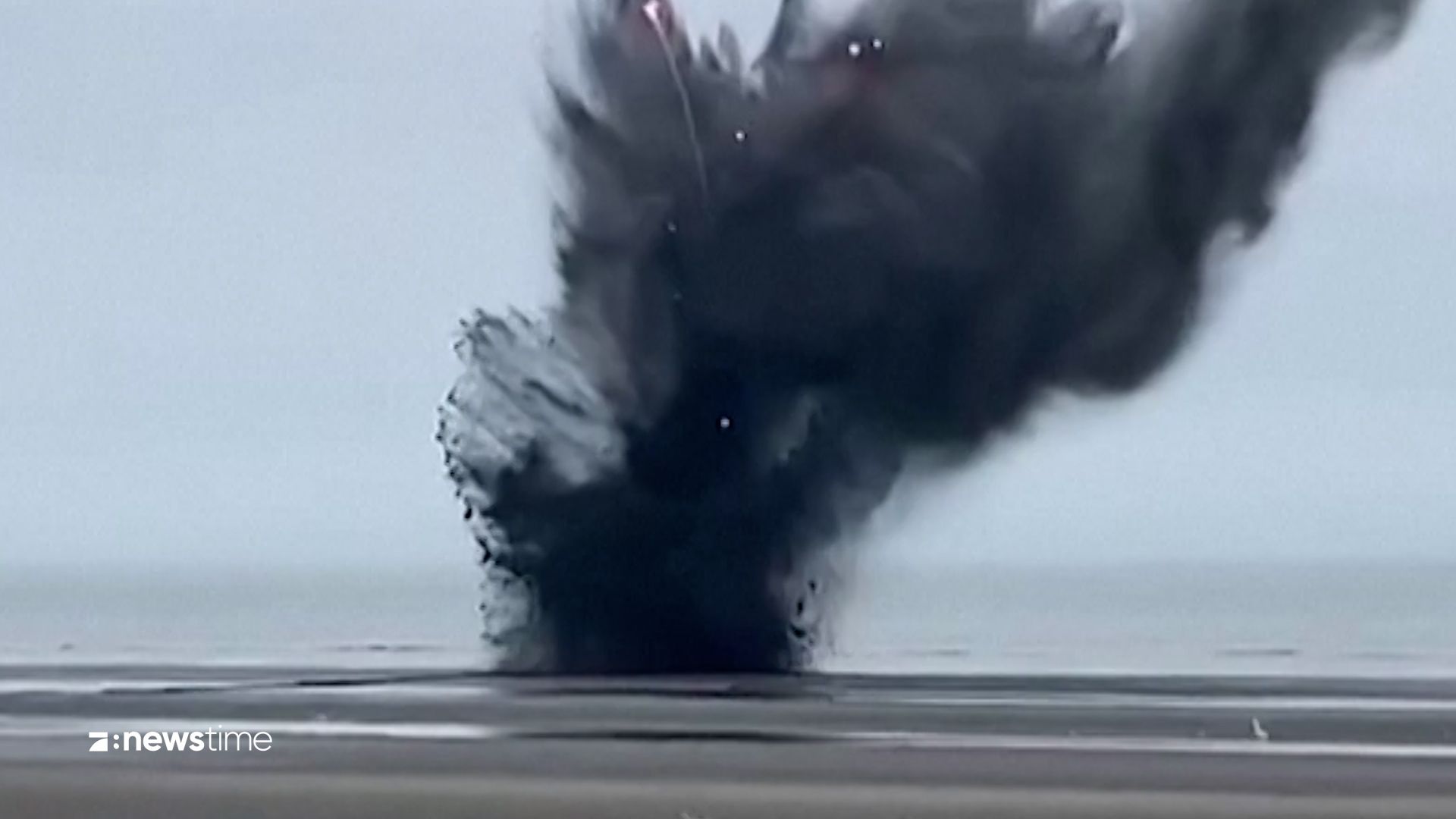 Hier explodiert eine Bombe aus dem Zweiten Weltkrieg