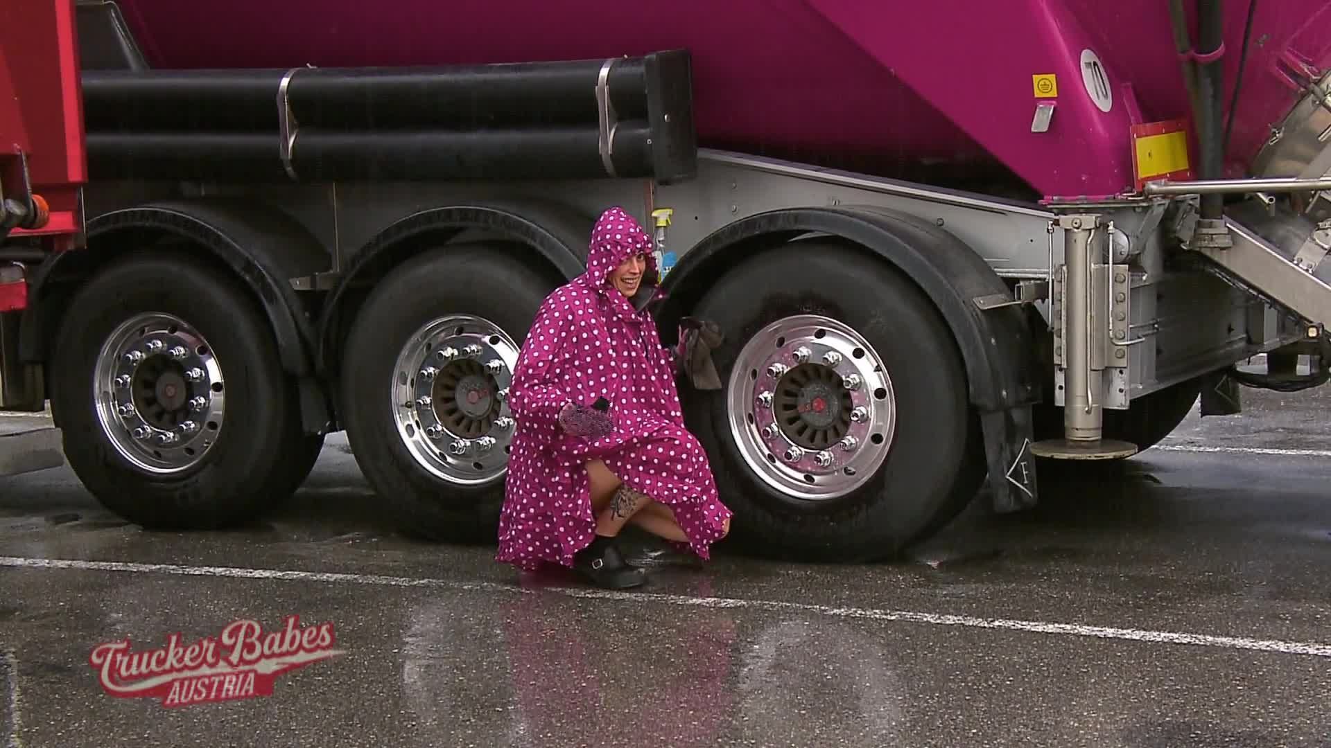 Felgen putzen im Regen