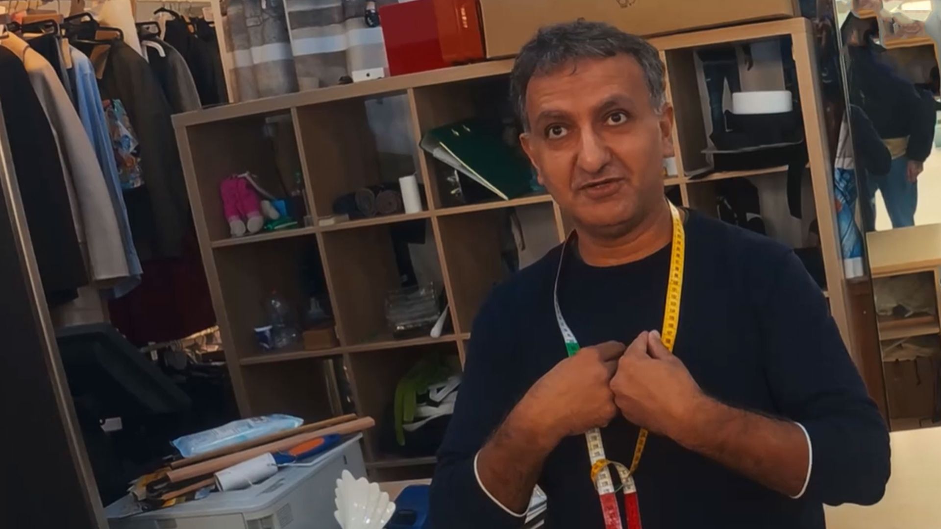 Heute auf dem Plan: Einer fremden Person die Achseln rasieren