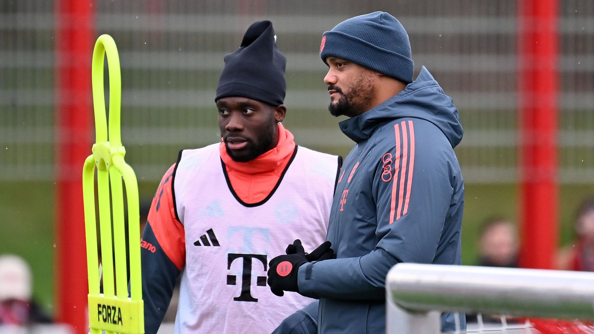 FC Bayern: Davies vor Comeback - Dieses Spiel visiert Kompany an
