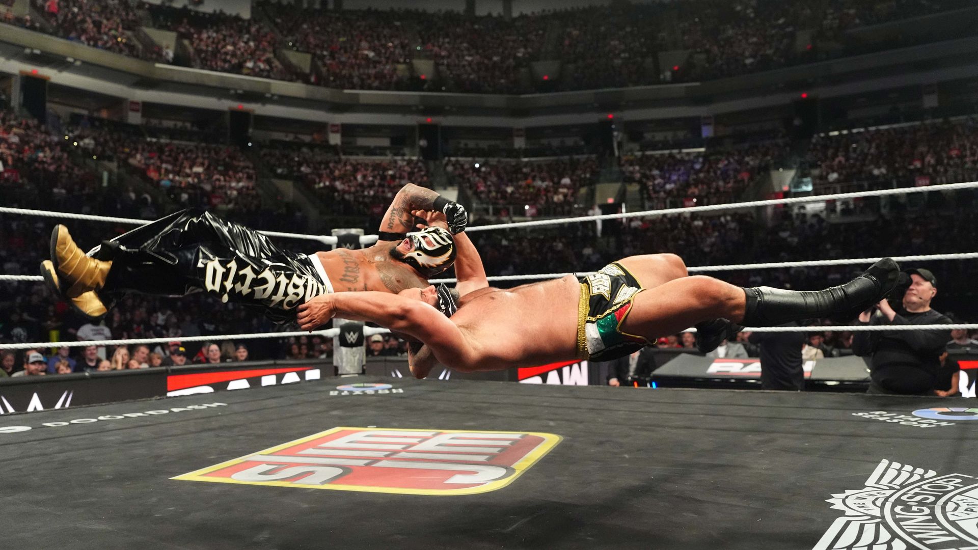Rey Mysterio jagt Rusev durch den Ring