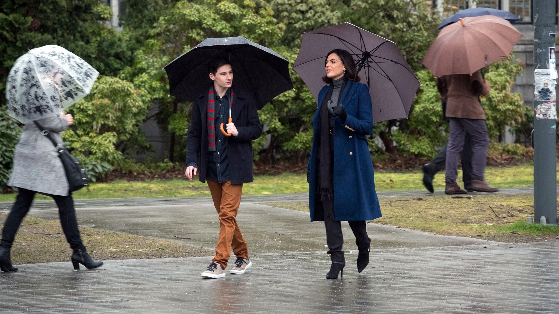 Spricht dort Henry Mills?