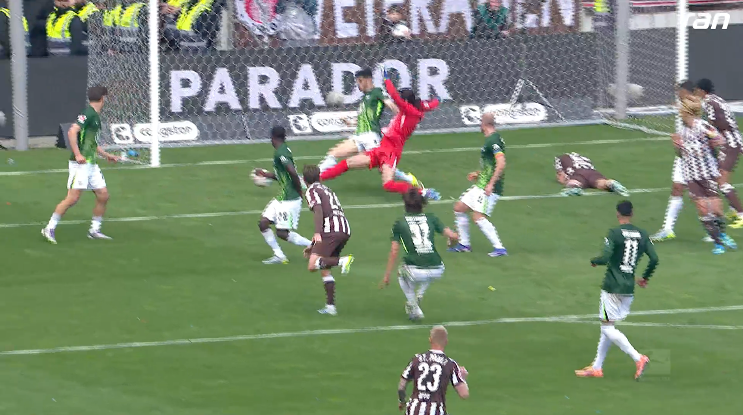 St. Pauli mit Chancenwucher - Wolfsburg rettet sich in die Relegation