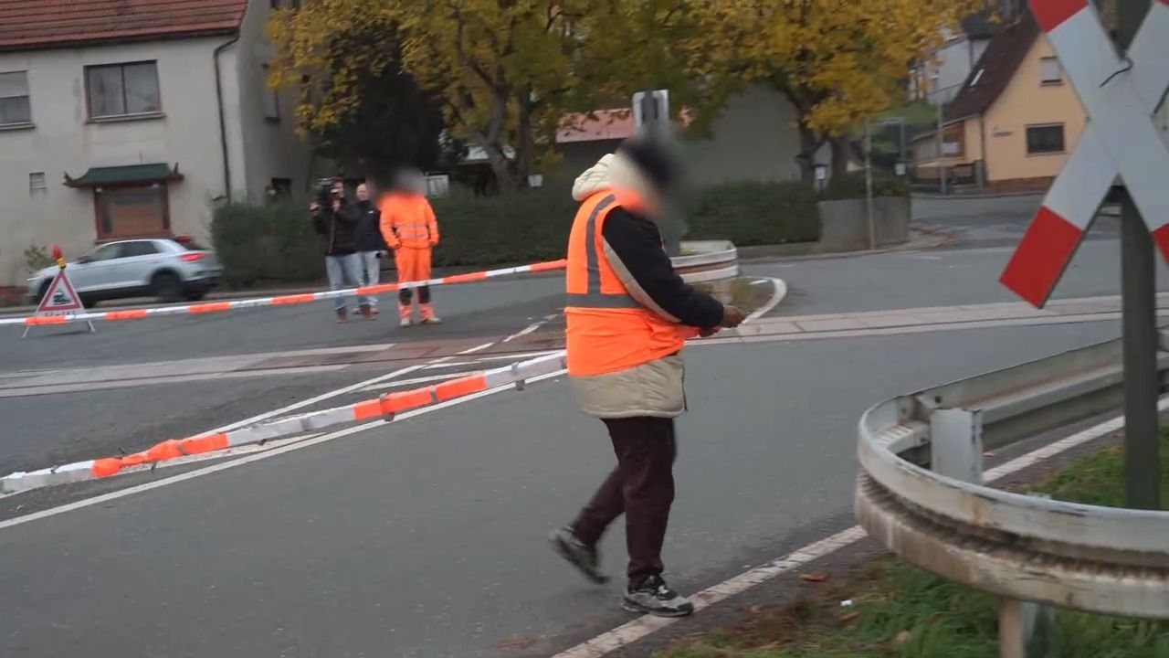 Bahnübergang per Hand gesperrt? Schranken-Problem in Igensdorf
