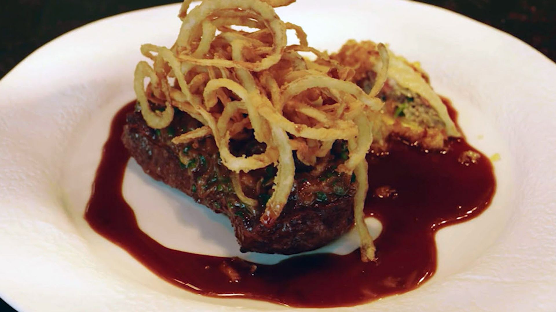 Bernds Signature: Zwiebelrostbraten mit Maultaschen-Twist