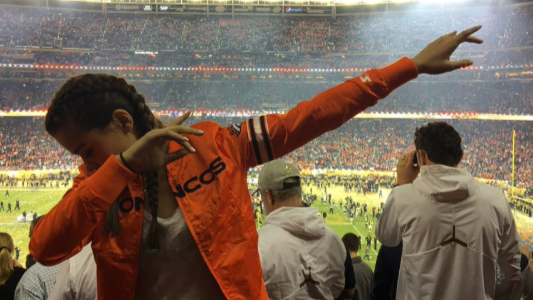 NFL: Broncos-Fans finden altes Foto von Josh Allens Frau Hailee Steinfeld