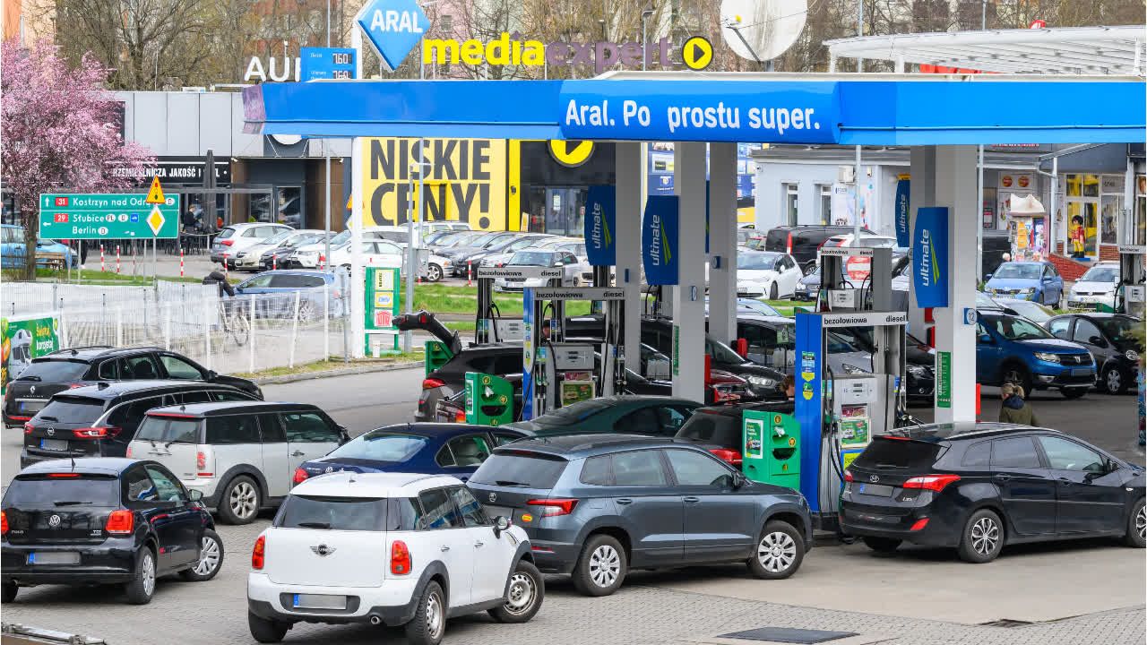 Steuer runter, Spritpreis runter: So günstig tankt man jetzt in Polen
