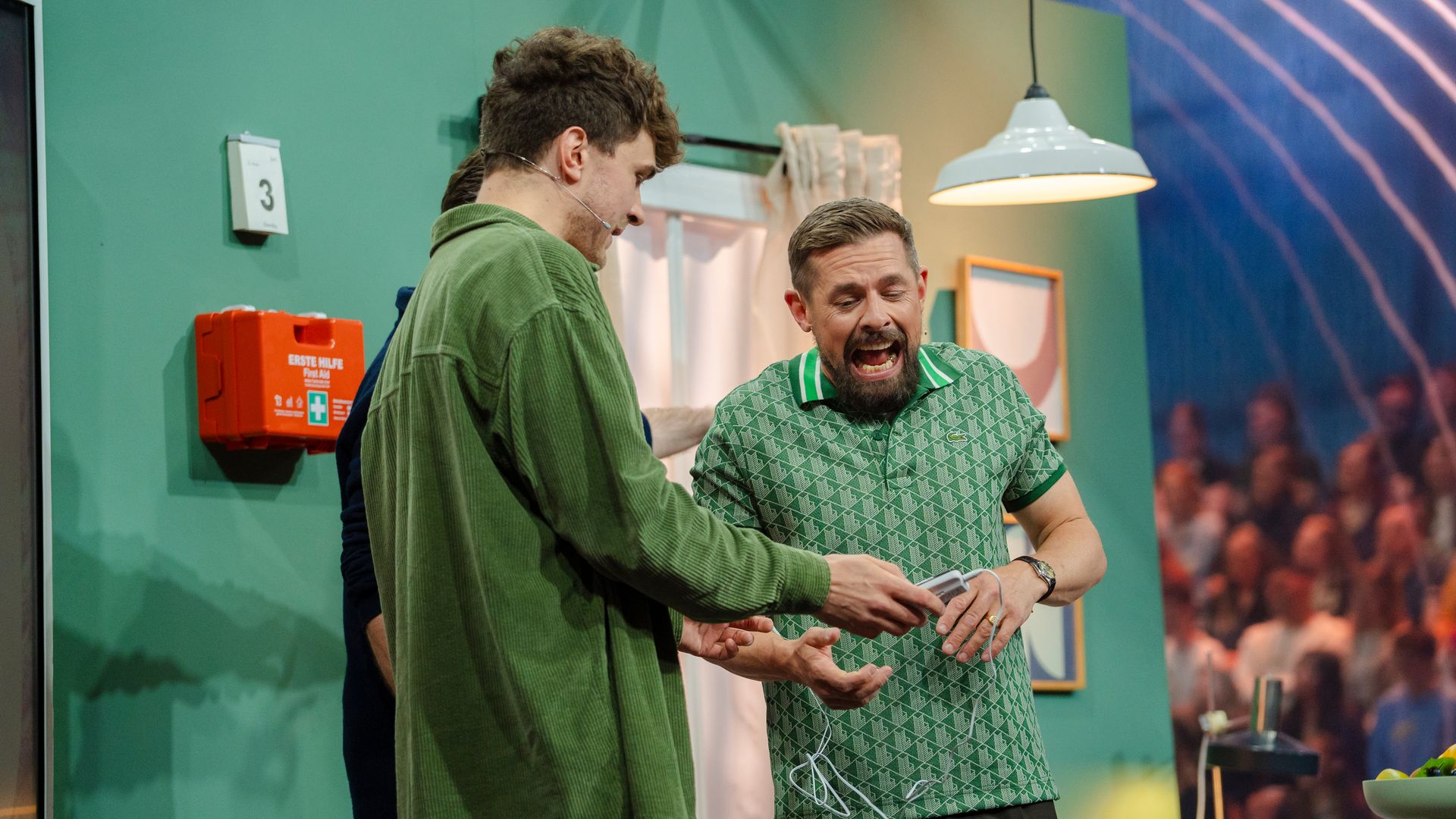 Timon Krause testet Schmerzpraktiken an Klaas und Jakob