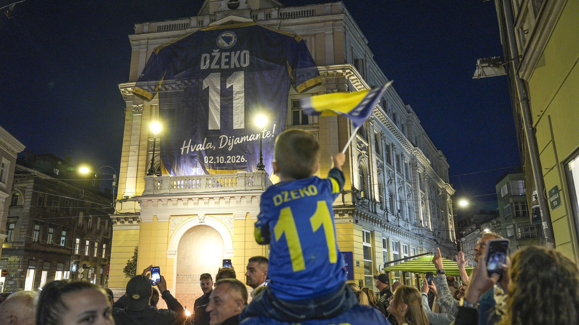 Fußball: Edin Dzeko mit XXL-Trikot verabschiedet