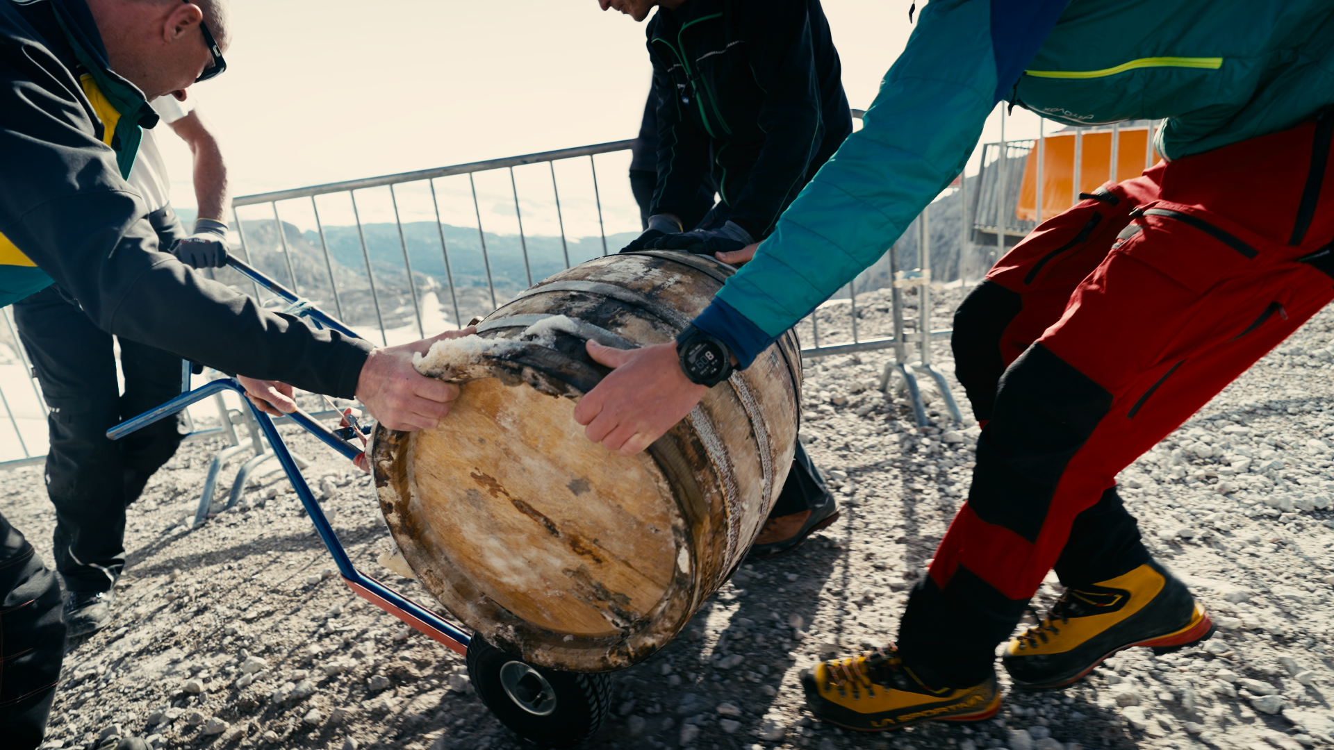 Whisky on the Rocks: Wenn der Schnaps mit dem Heli kommt