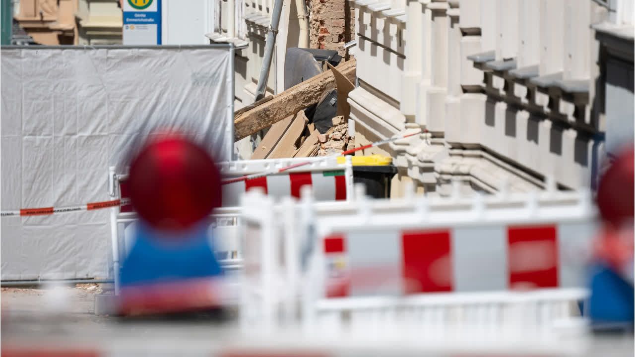 Nach Hauseinsturz mit drei Toten: Polizei nimmt zwei Männer fest