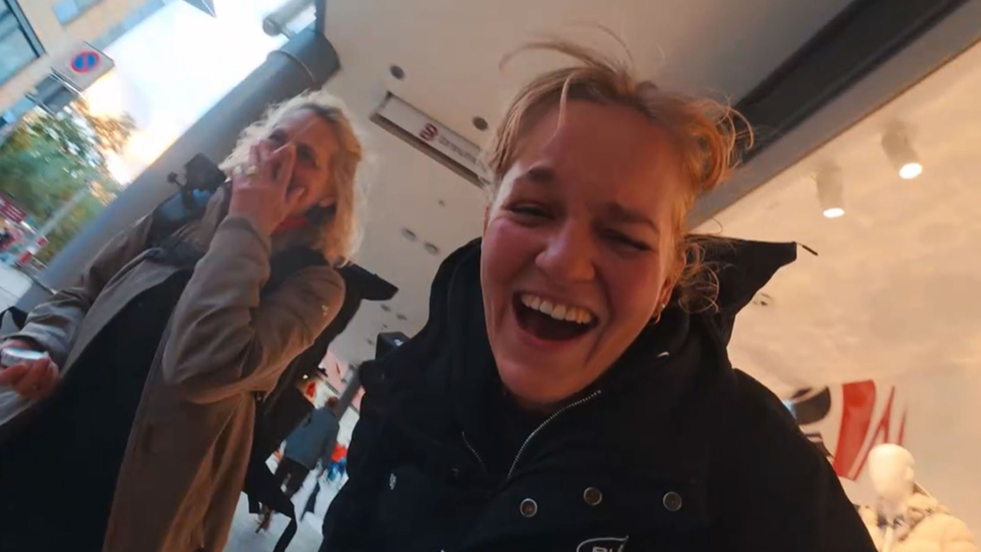 "Ich will hier ganz schnell weg": Fremde auf der Straße küssen