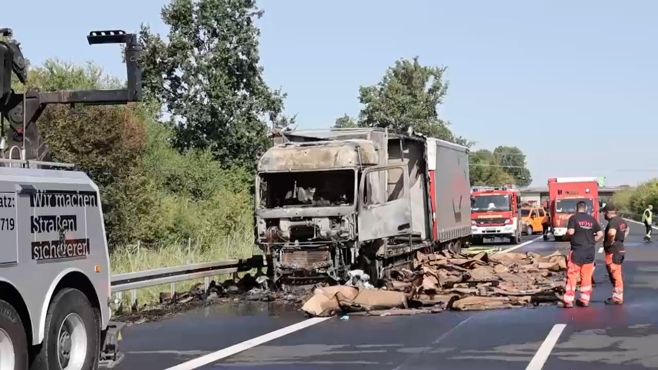 LKW gerät in Brand: Stundenlange Vollsperre auf A45 bei Karlstein