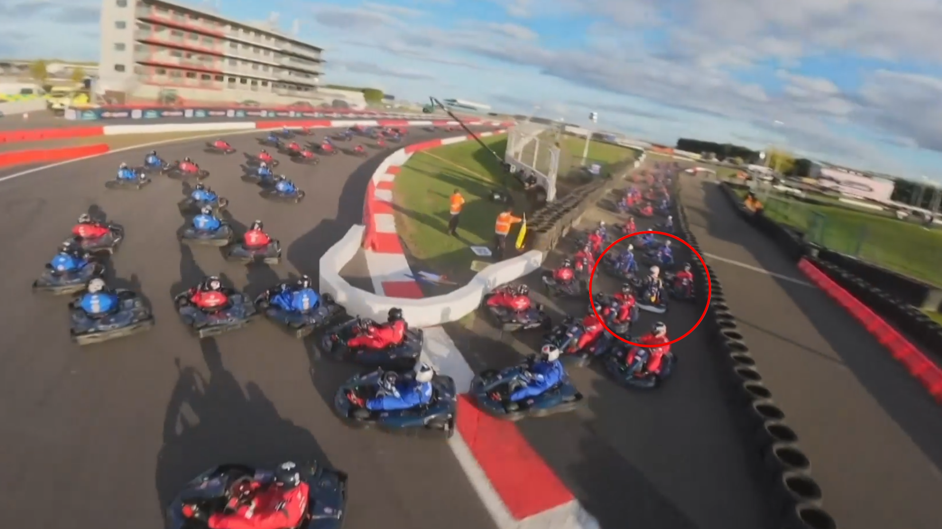 Verstappen duelliert sich mit 100 Kartfahrern - und überholt alle!