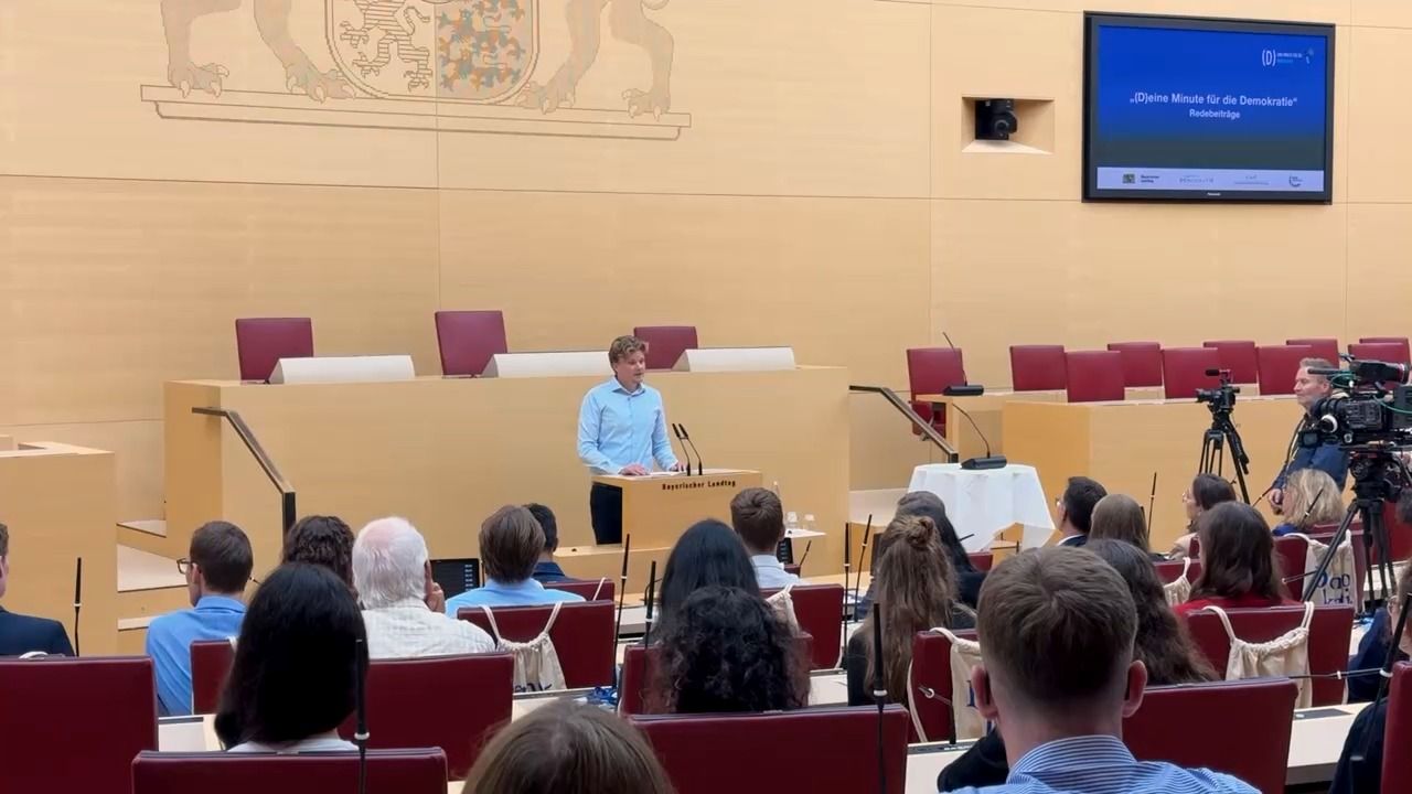 (D)eine Minute für die Demokratie: Jugendliche zu Gast im Landtag
