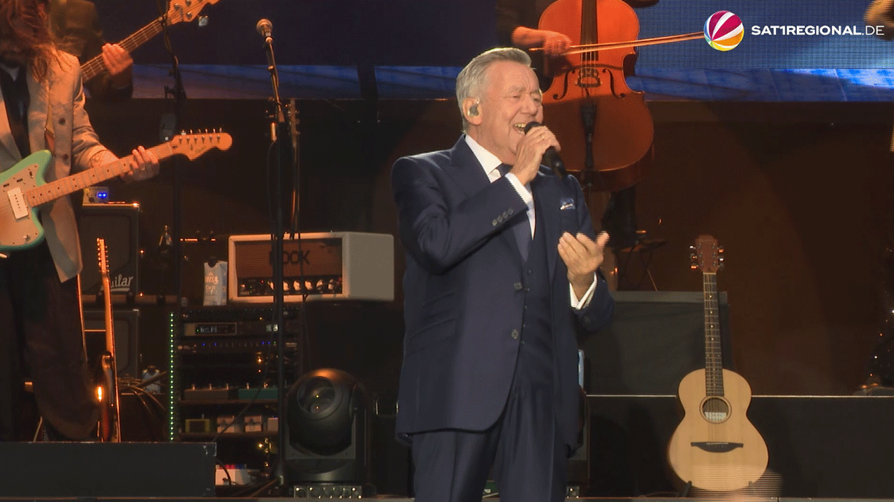 Roland Kaiser lässt Fan-Herzen bei Sommerfestival in Wolfsburg höher schlagen.