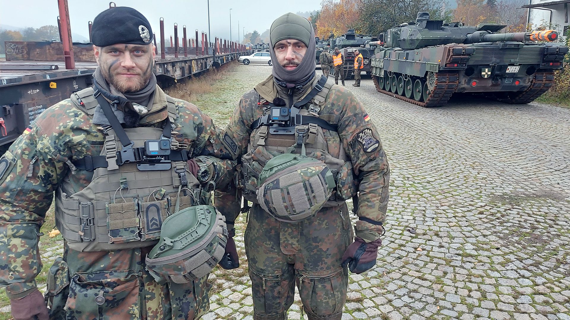 Thema u. a.: Das Schwergewicht des Heeres – Neun Leopard-Panzer werden verladen