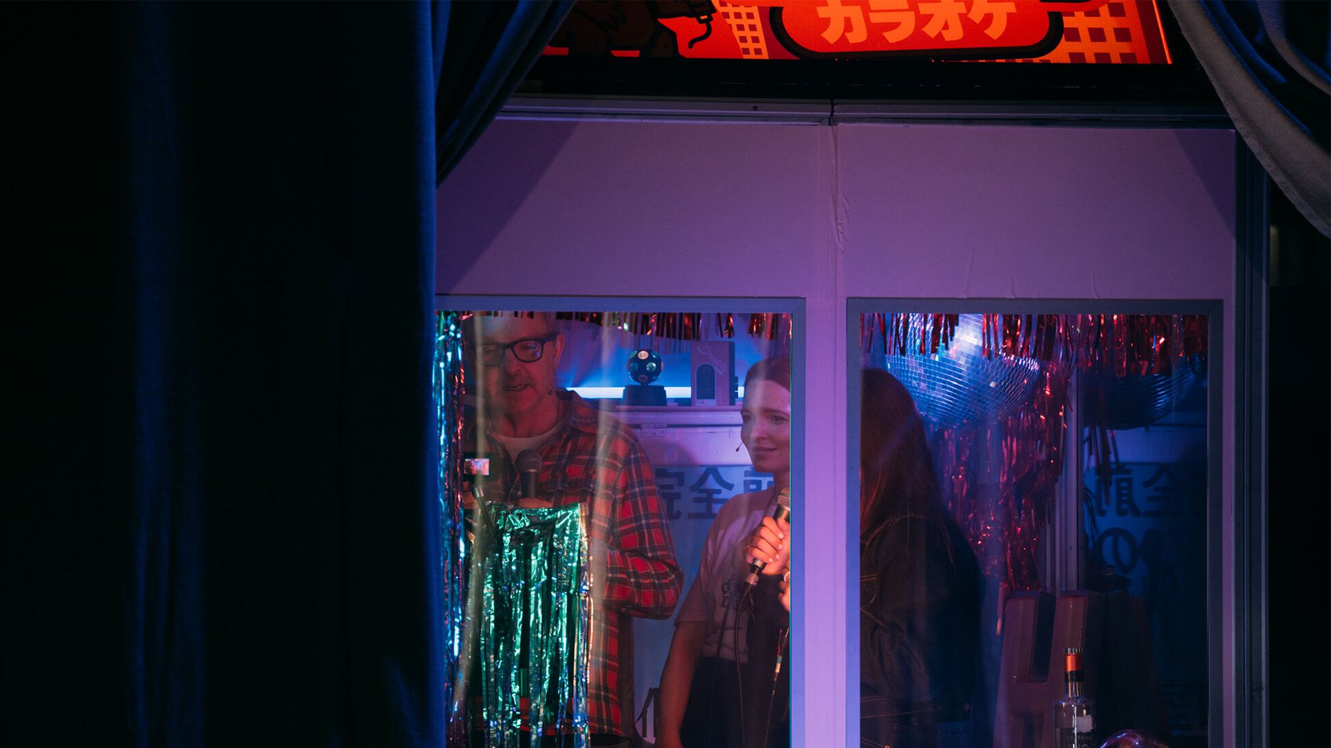 „Und jetzt hab ich auch noch gepupst!“ | Karaokesingen in winzigem Booth
