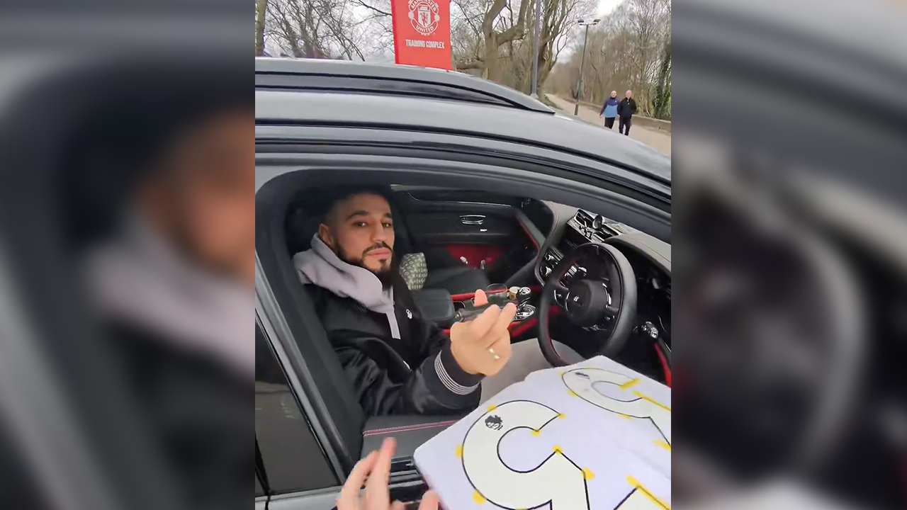 Ex-Bayer Mazraoui nimmt Fake-Fan hops