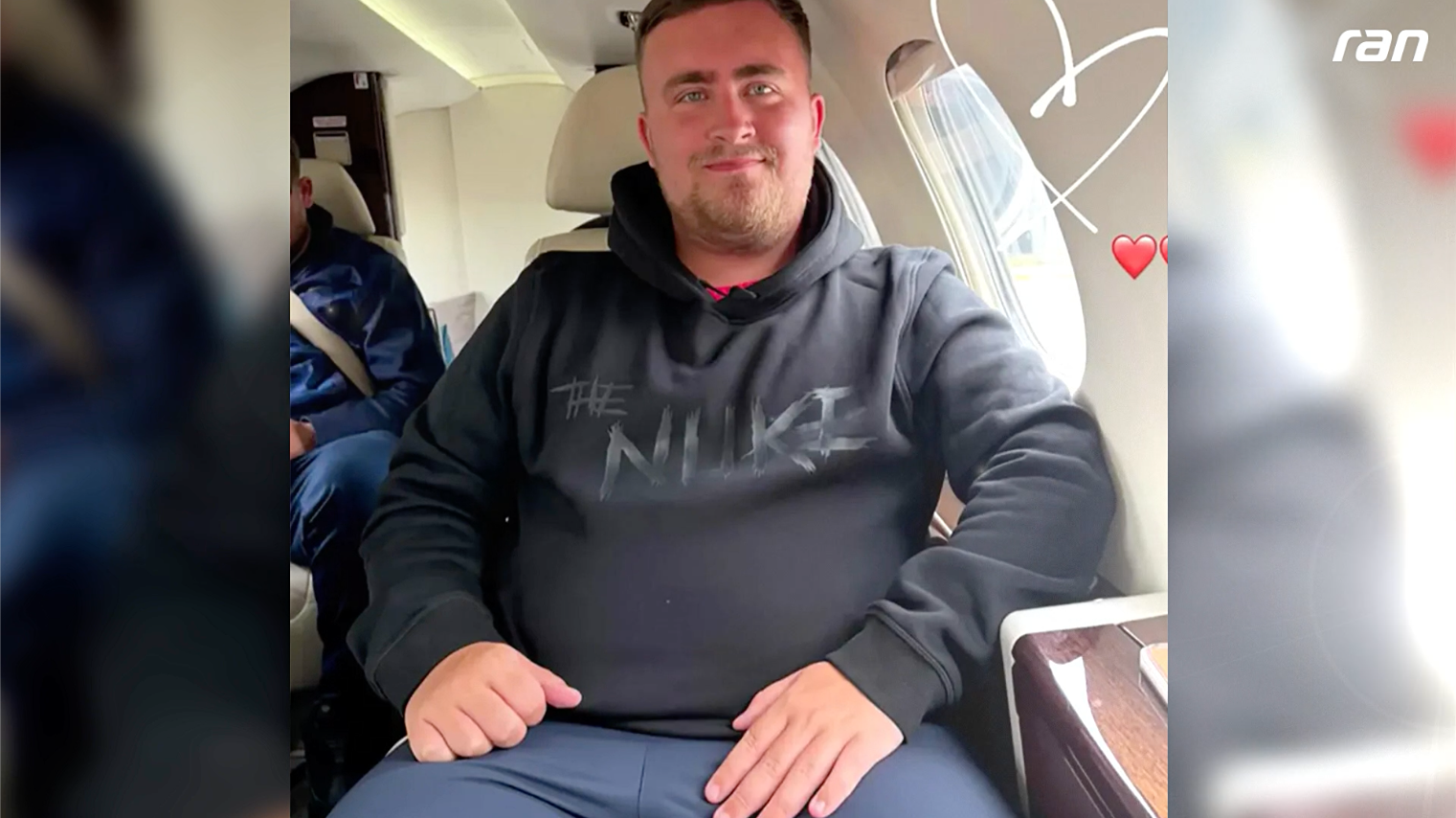 Luke Littler flext im Privatjet nach Hamburg