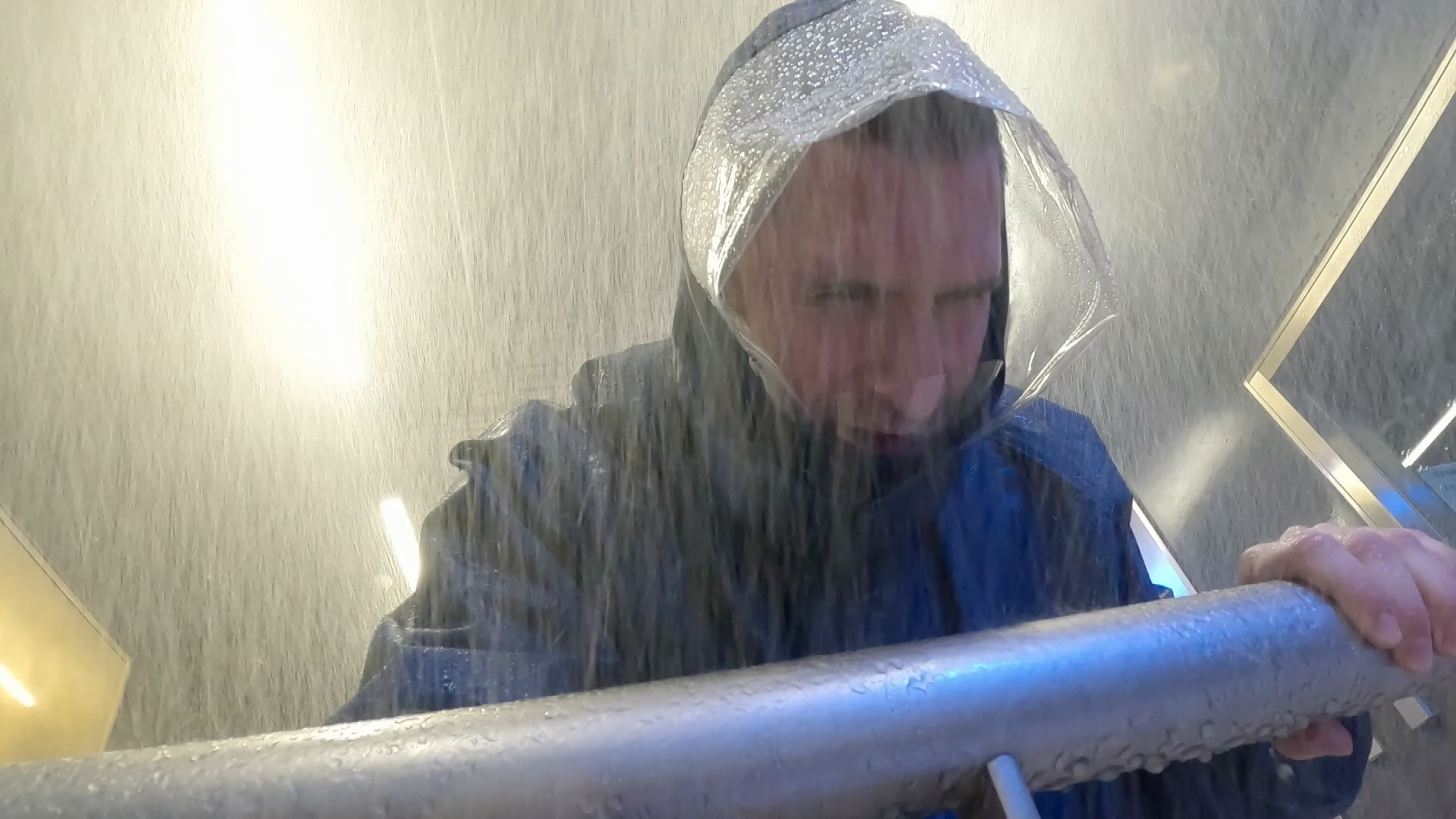 Reporter Vincent als Tsunami-Testperson!