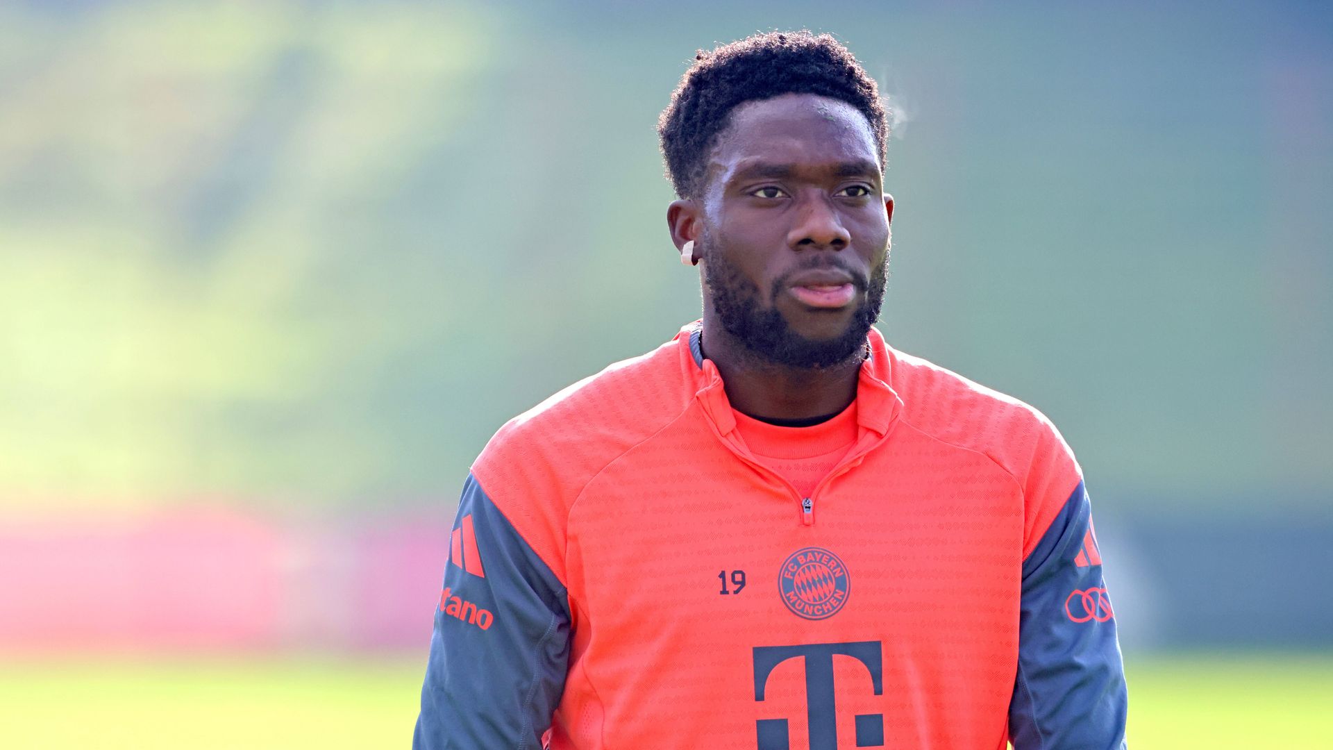 FC Bayern: Fans dürfen hoffen! Davies-Comeback wohl früher als erwartet