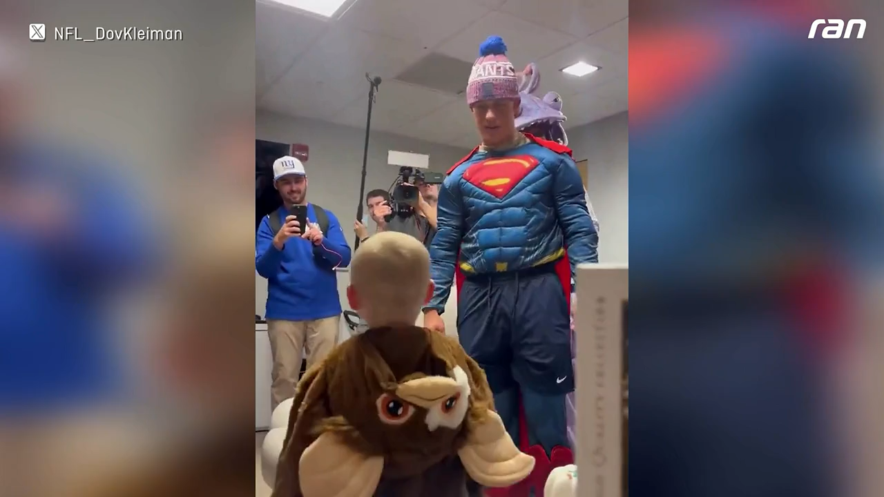 NFL: Jaxson Dart überrascht Kinder als Superman
