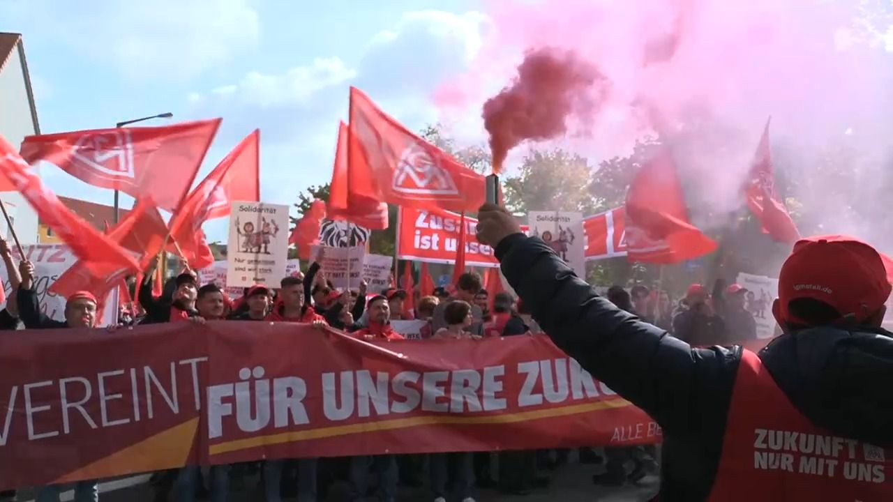 Streit um Löhne und Jobs: IG Metall fordert fünf Prozent mehr Lohn