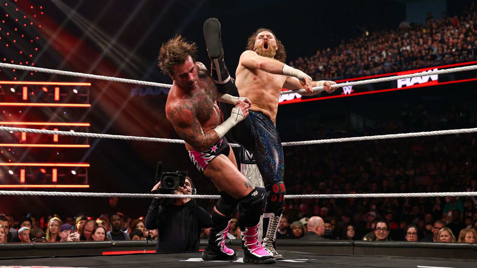 Sami Zayn und CM Punk im knallharten Match um den Gürtel