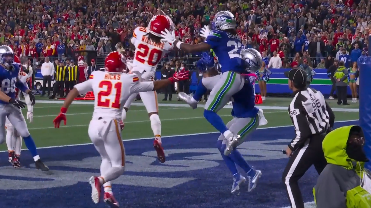 NFL: Seahawks-Stars räumen sich bei Interception gegenseitig ab