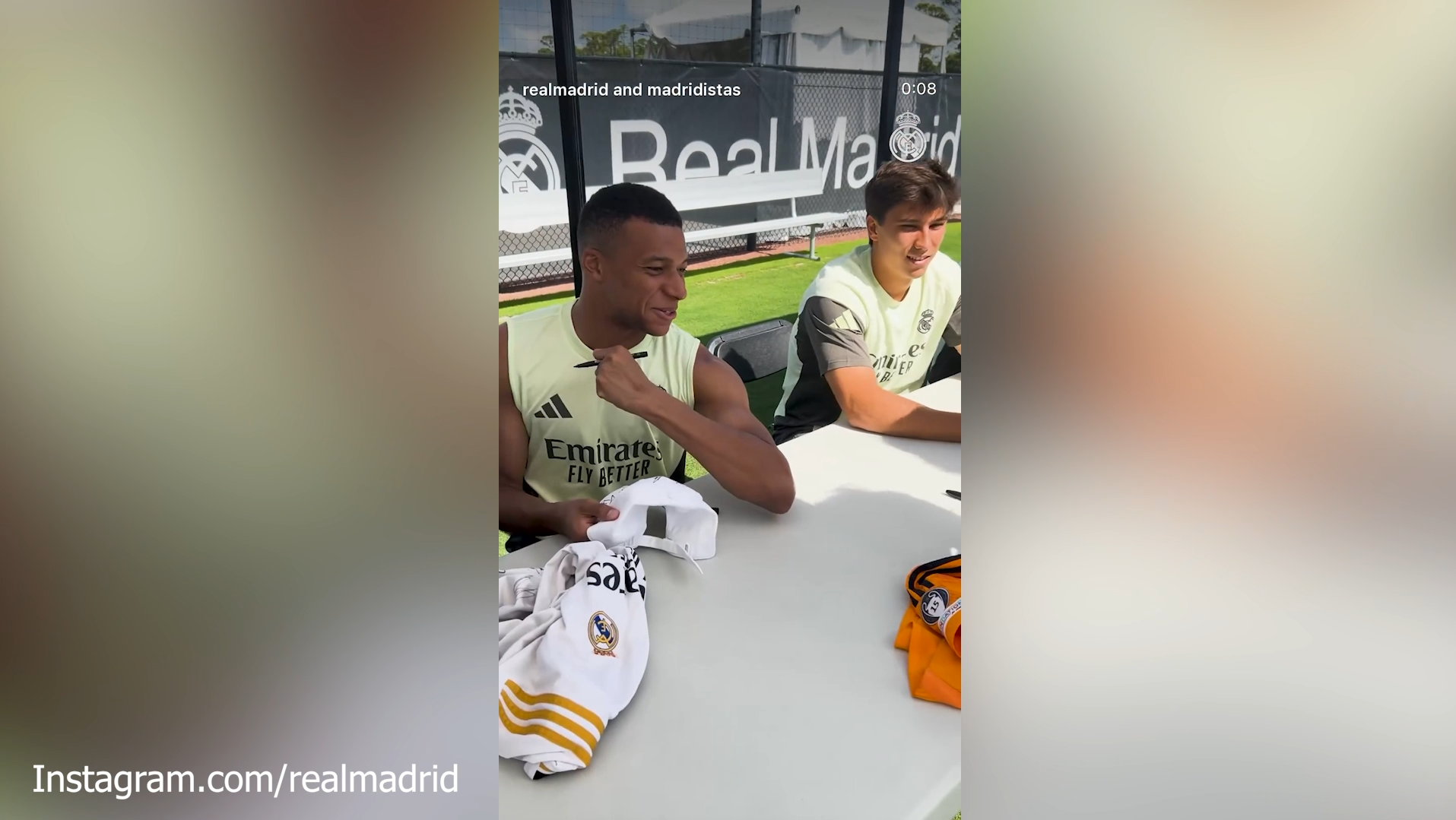 Klub-WM: Kylian Mbappe flext Bizeps vor jungem Fan