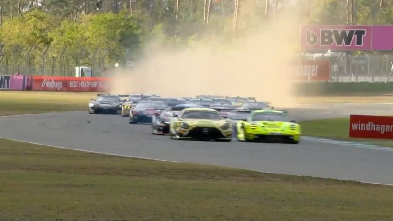 DTM: Chaos direkt zum Start! Teile fliegen durch die Luft