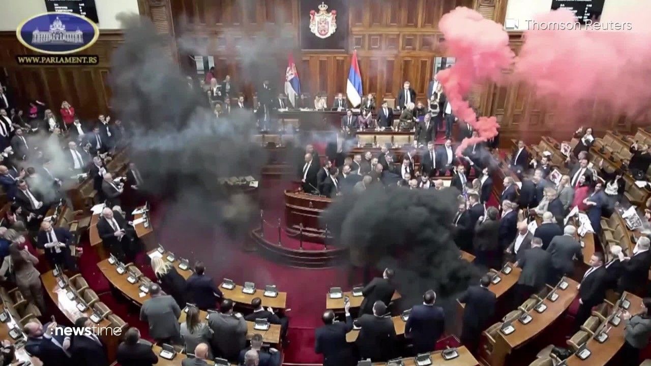 Rauchgranaten und Tränengas: Tumulte im serbischen Parlament