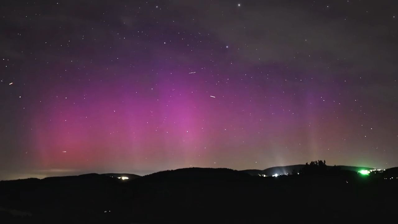Polarlichter über Bayern: Himmel leuchtet lila und grün