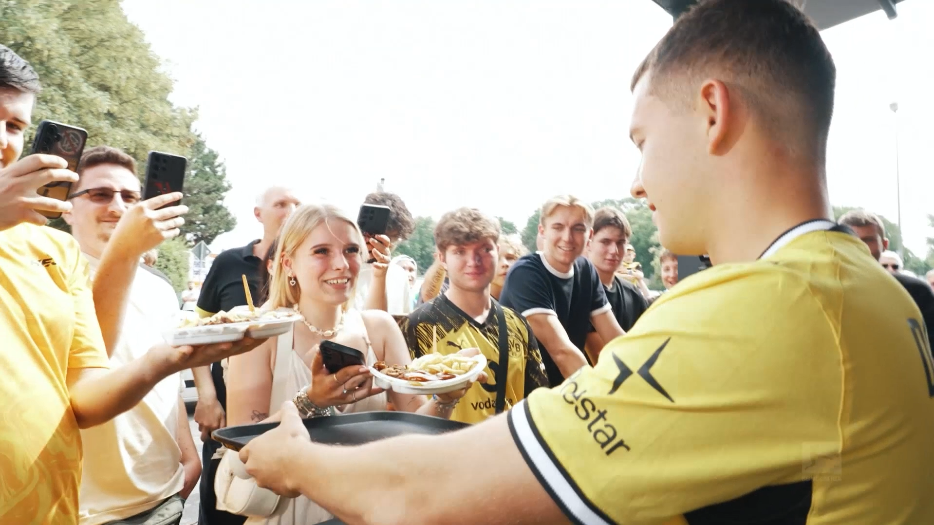 BVB-Neuzugang Karetsas schmeißt eine Runde Taxiteller für Fans
