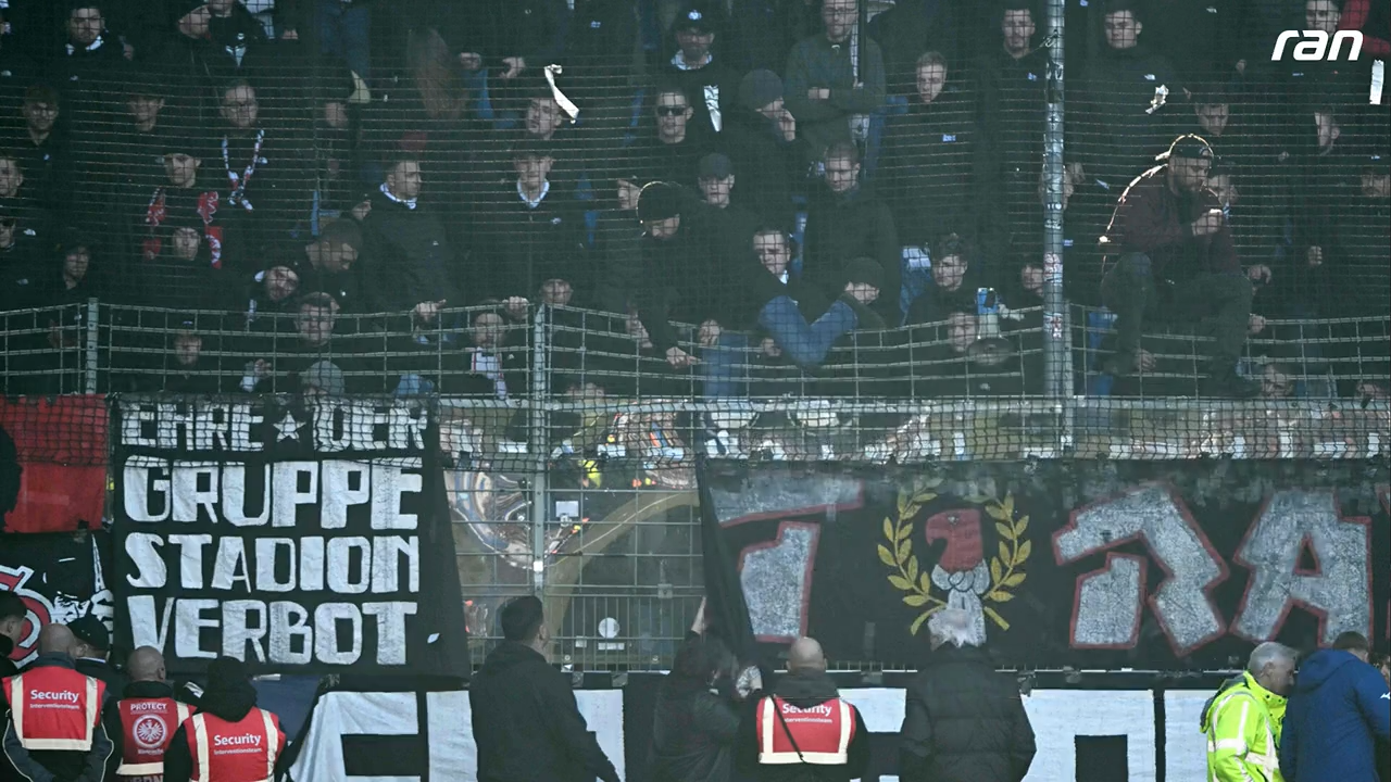Bundesliga: "Spitz auf Knopf" - Frankfurt-Banner sorgt fast für Spielabbruch