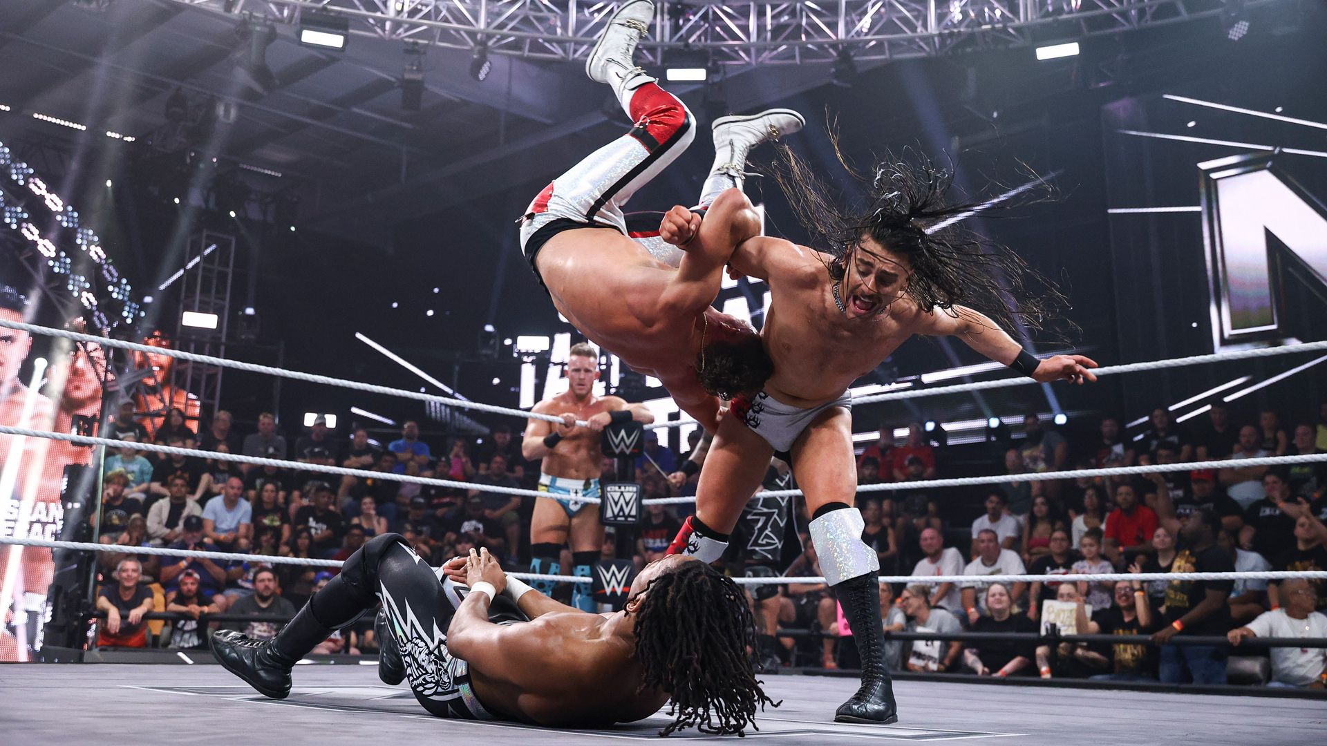 Brachiale Action im Six-Man Tag Team Match
