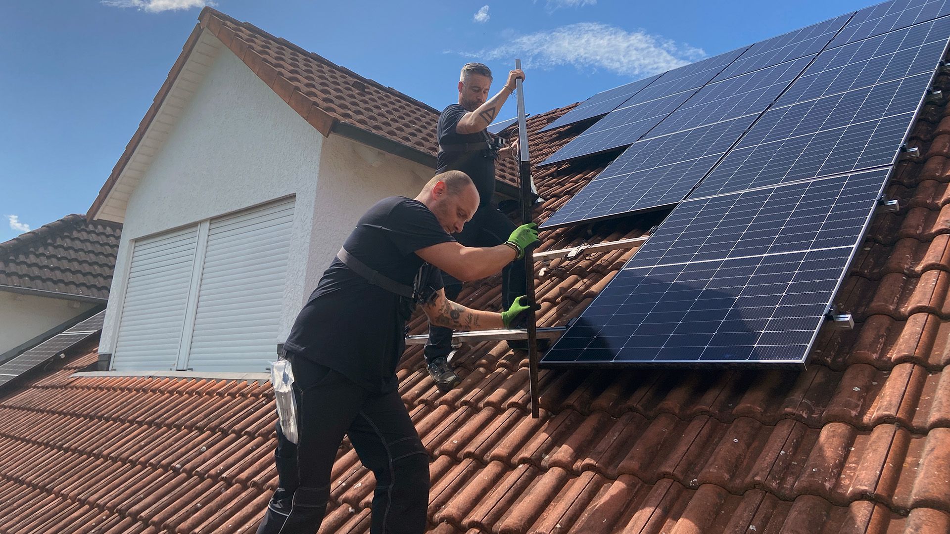 Thema u.a.: Sonnenschein für volle Leistung: Solartechniker im Einsatz